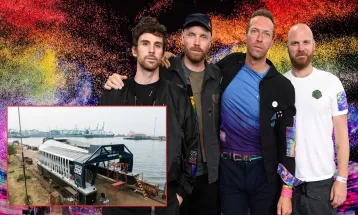 Coldplay Donasikan Kapal Pembersih Sampah Neon Moon II untuk Sungai Cisadane