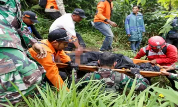 Rescue Teams Retrieve 5 Bodies of Mt. Marapi Eruption Hikers