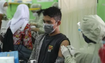Indonesians Urged to Get Vaccinated After COVID-19 Cases Rise
