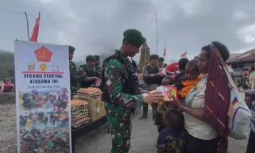 Indonesian Army Soldiers of Army Strategic Reserves Command Yonif 433 Task Force Hold Social Service in Dal District