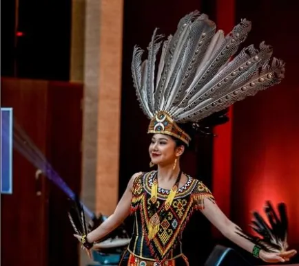 Pesona Miss Indonesia Audrey Vanessa di Miss World, Pakai Busana Adat Dayak