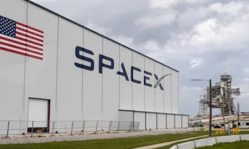 SpaceX Luncurkan Roket Percobaan Ketiga, Hilang Kontak Saat Masuk Bumi