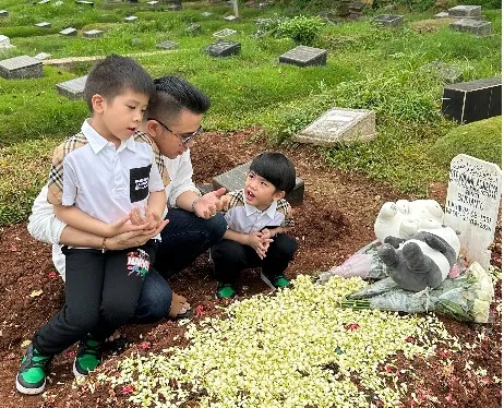 Nyekar ke Makam Stevie Agnecya, Anggi Pratama Pakai Baju Koko dari Sang Istri