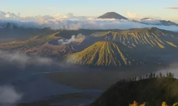 5 Gunung di Indonesia dengan View Sunrise Terbaik