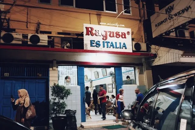 Tempat Makan Legendaris yang Masih Ramai Hingga Sekarang