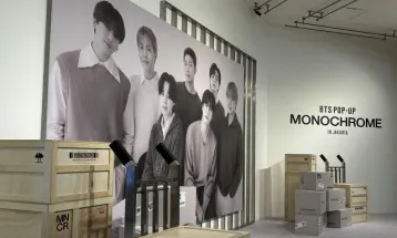 ⁠BTS POP-UP MONOCHROME, Ini Harga 20 Eksklusif Merchandise yang Dijual