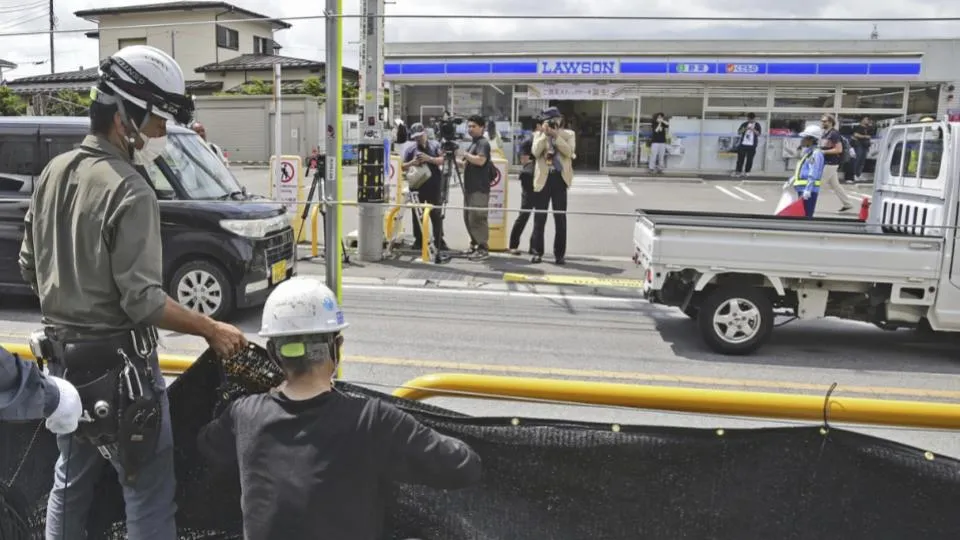 Kerumunan Turis yang Foto-foto sudah Berkurang, Penghalang Gunung Fuji di Depan Lawson Diturunkan