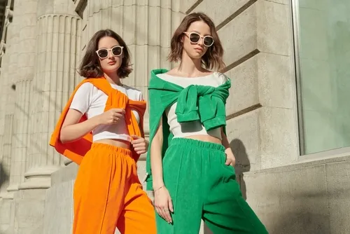 Tips Fashion: 3 Cara Tetap Tampil Modis dengan Pakaian Warna - warni