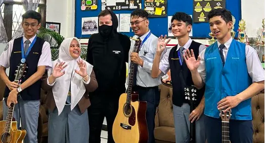 Alan Walker Kunjungi Sekolah Al-Azhar Medan, Temui Guru Musik Viral