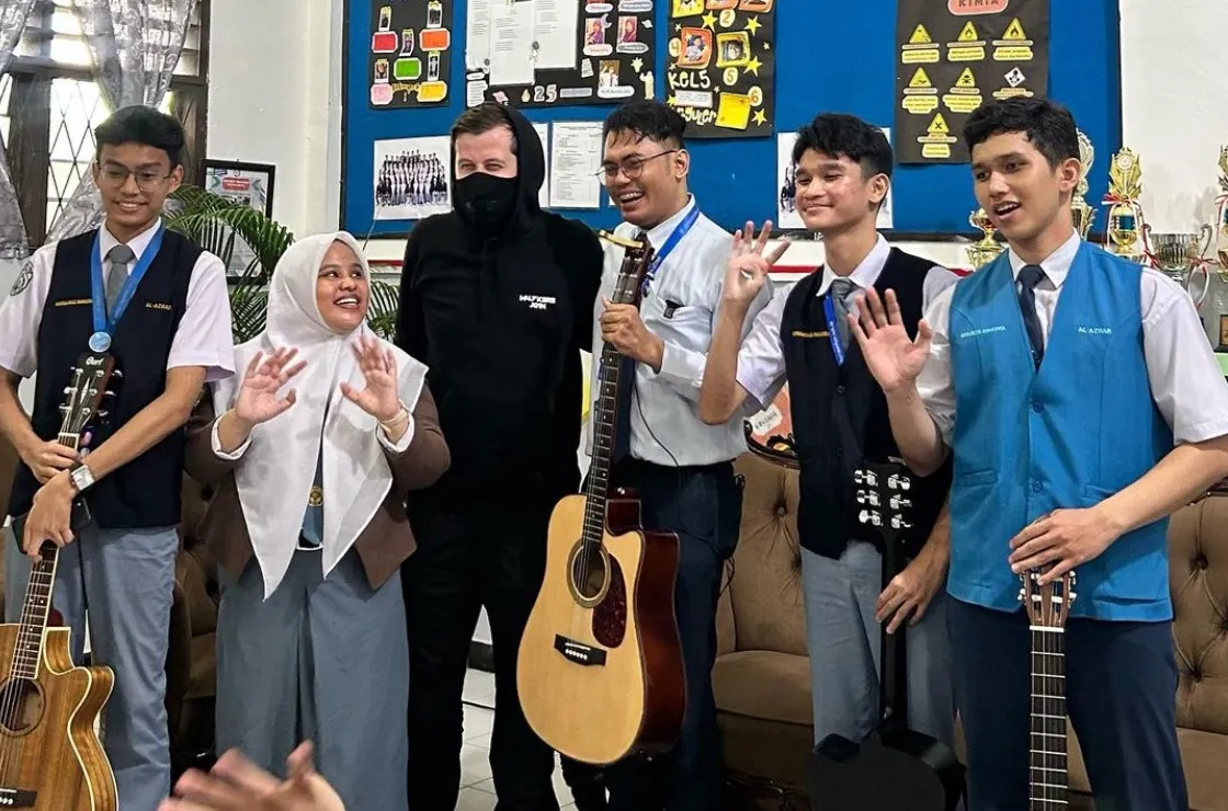 Alan Walker Beri Kejutan untuk Siswa-Siswi SMA Al Azhar Medan