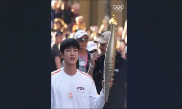 Jin BTS Bawa Obor Olimpiade Paris 2024, Disambut Sorak-sorai Ribuan Penggemar