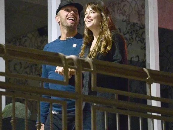 Perjalanan Cinta Chris Martin dan Dakota Johnson, Benarkah Keduanya Sudah Putus?