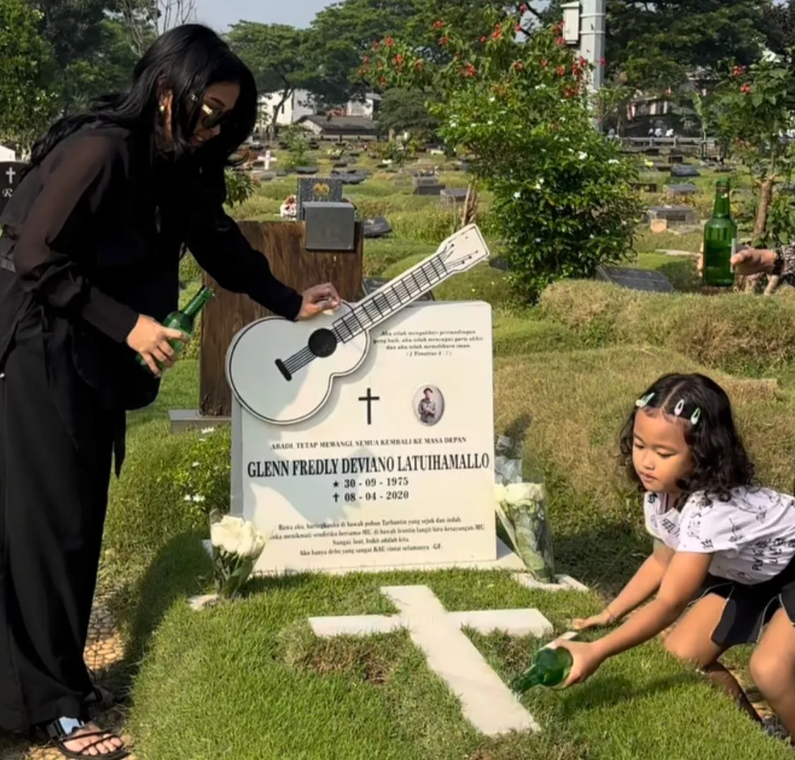 Makam Glenn Fredly Sempat Terbakar, Ini Pesan Mutia Ayu