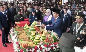 Pemotongan Nasi Tumpeng Raksasa Warnai Acara HUT ke-79 TNI