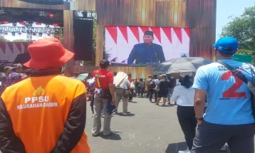 Public Listens to Speech from President Prabowo Through Big Screen