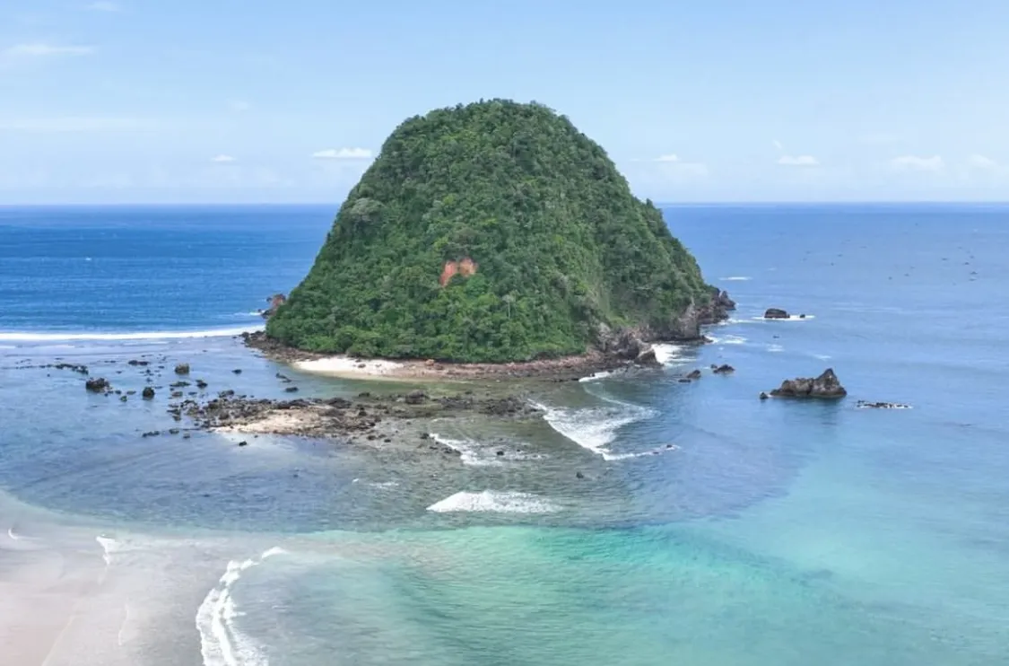 5 Pantai Pasir Putih Terindah di Indonesia, Pernah Berkunjung?