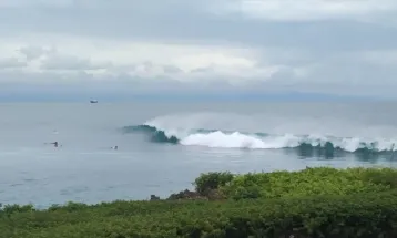 BBMKG Denpasar Keluarkan Peringatan Gelombang Tinggi 2,5-4 Meter