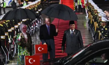 President Erdogan Arrives in Jakarta, Shares a Ride with President Prabowo to Hotel