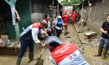 Turun Langsung, Relawan Pertamina Bantu Pembersihan dan Cek Kesehatan